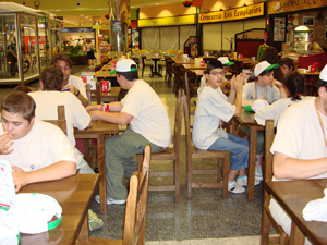 El grupo en el centro comercial.